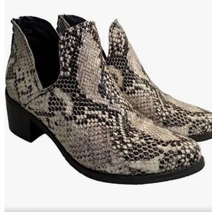 Blondo Eliza black gray snakeskin waterproof back zip booties size 9.5.
